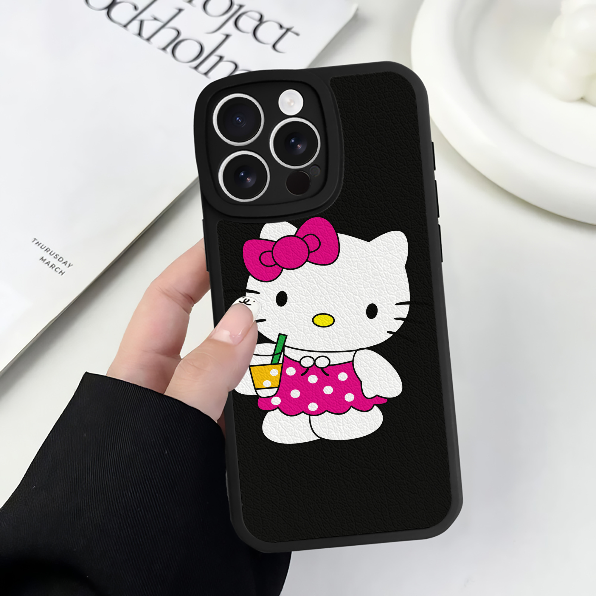 （画像用） Hello Kitty ハローキティ 【iPhone 16シリーズ対応】シリコンスマホケース（レザー調） 材質：シリコン